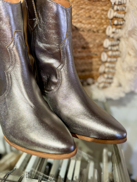 Metallic Leather Short Cowboy Boot | 05810 | Silver