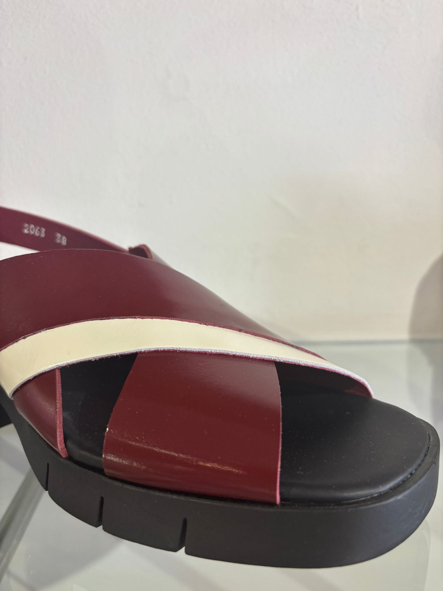 ART | 2063 Varsovia Block Heel Sandal | Shiny Burgundy/Cream