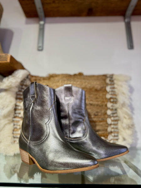 Metallic Leather Short Cowboy Boot | 05810 | Silver