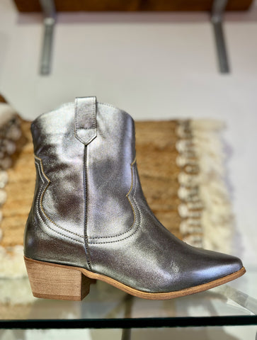 Metallic Leather Short Cowboy Boot | 05810 | Silver