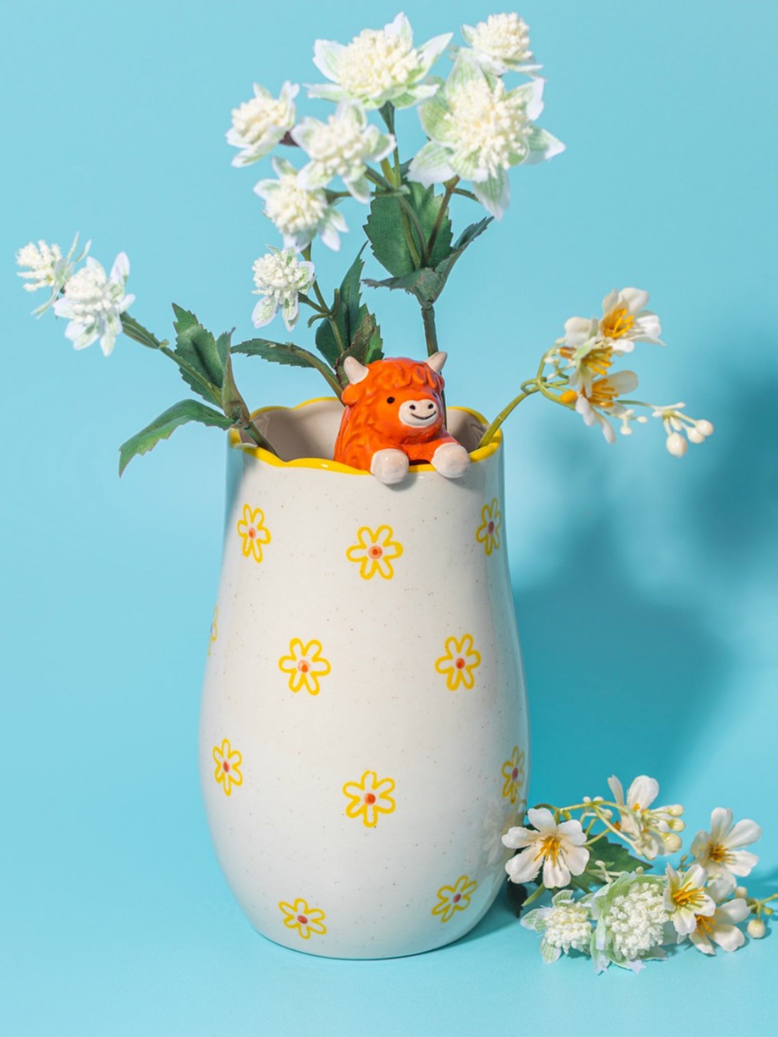 Highland Cow Peeking Vase