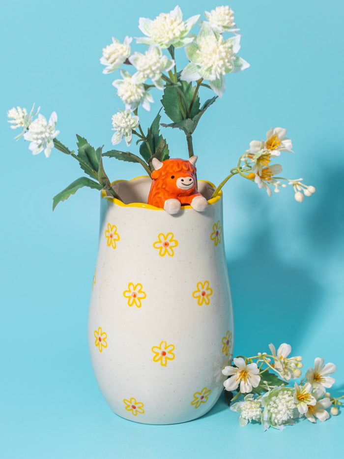 Highland Cow Peeking Vase